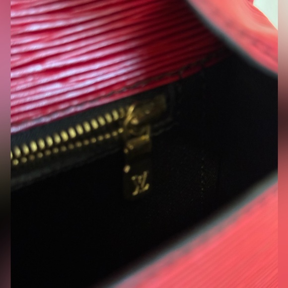 Louis Vuitton Epi Saint Cloud Shoulder bag/ Crossbody. Red - Picture 10 of 12